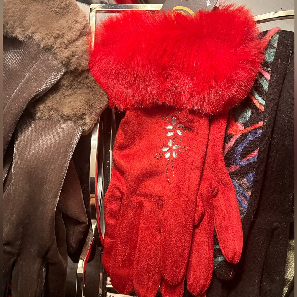 Elegant Red Fur-Trimmed Gloves